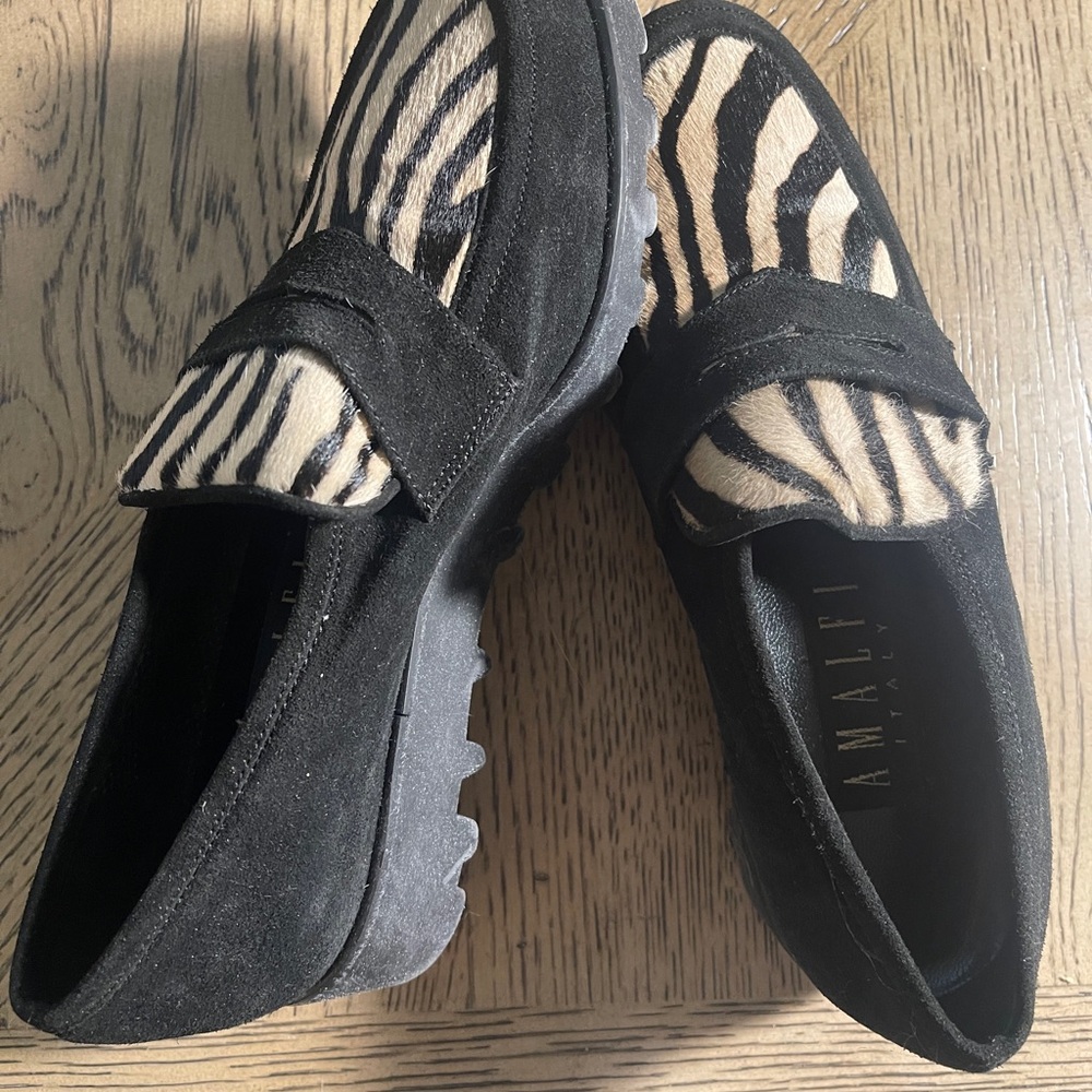 CLEARANCE - ANY 2 PAIRS OF SHOES $35 Italian Amalfi Black/camel suede flats. - Picture 2 of 3